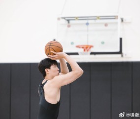 开yun体育app网页版登录入口-休赛期训练！杨瀚森社媒晒训练照：练练练🏋🏻