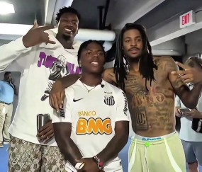 甲亢哥巧遇莫兰特与小贾伦，手持三折叠尽显球迷热情