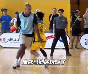 姚基金慈善赛校园公益探访 库兹马和麦克朗用心跟小朋友们玩耍~