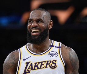 网页版登录入口-詹姆斯预测新赛季NFL：超级碗酋长vs老鹰 MVP拉马尔-杰克逊