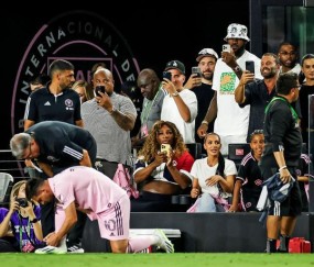 开yun体育app网页版登录入口-带不动就自己来！啥叫降维打击？请看绝杀梅西！