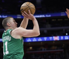 开yun体育app网页版登录入口-1米85乱杀！布朗&amp;普理查德击穿湖人外防线 防守硬度是致命差距